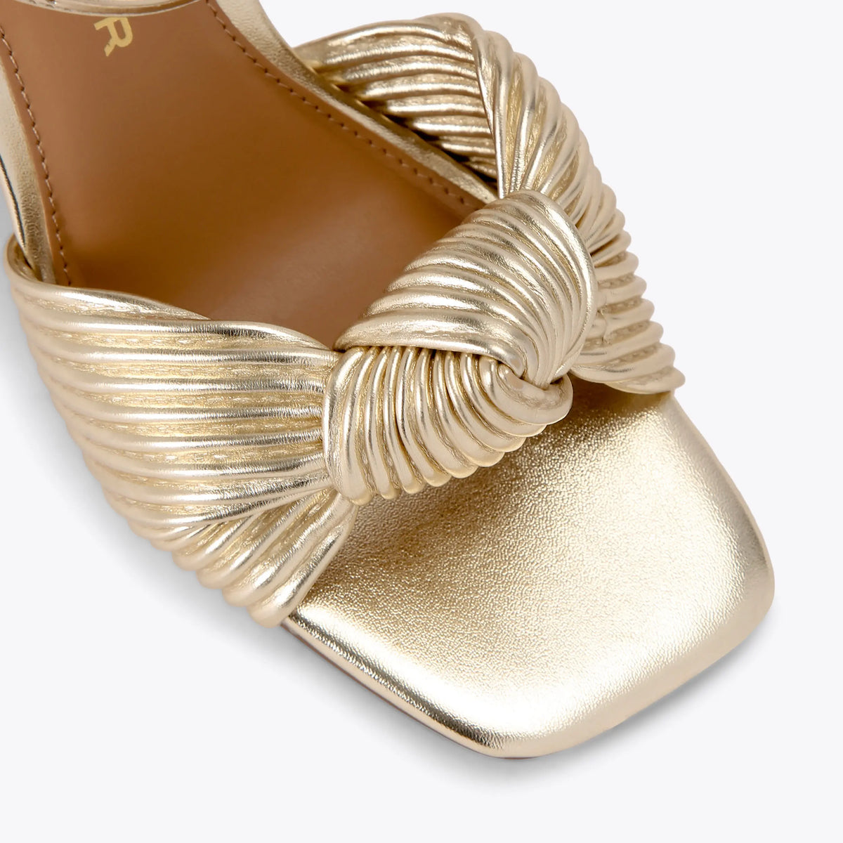 SIGNET HEEL